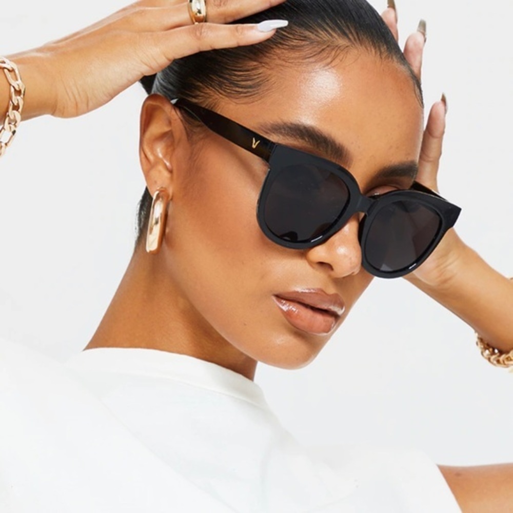 Brand new black round sunglasses